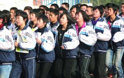 學(xué)生跑步時(shí)還夾著書(shū) 學(xué)生跑步時(shí)還夾著書(shū)