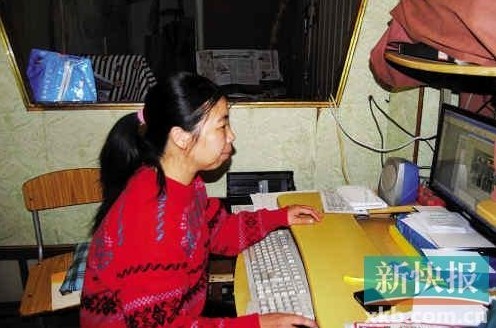 在狹小簡(jiǎn)陋的住處，陳敏莉最專注的事情是通過網(wǎng)絡(luò)即時(shí)了解公益信息