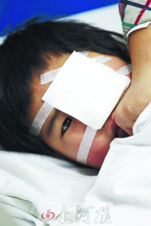 躺在病床上的小董，左眼痊愈的可能性不大