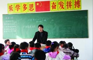 張從友先把妻子帶到學(xué)校，然后會(huì)準(zhǔn)時(shí)為學(xué)生們上課