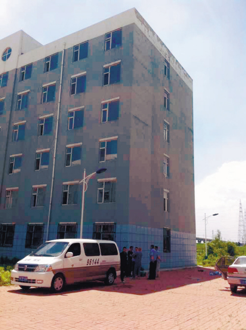 現(xiàn)場被警方封鎖,圈內(nèi)為死者遺體位置 現(xiàn)場被警方封鎖,圈內(nèi)為死者遺體位置