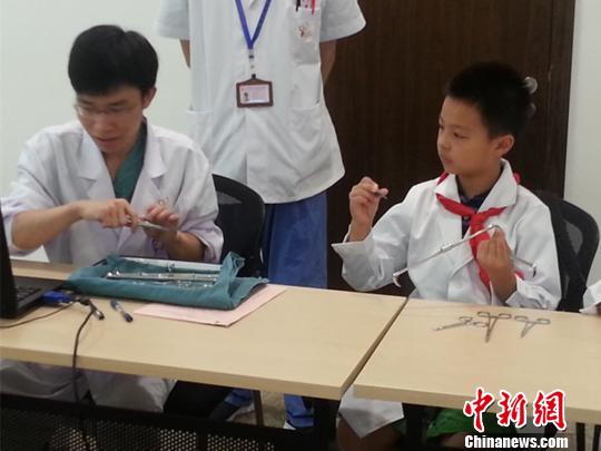 兒童暑期“職業(yè)體驗(yàn)” 醫(yī)生、警察職業(yè)受熱捧