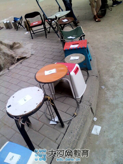 17號中午，鄭州市金水區(qū)實(shí)驗(yàn)小學(xué)就已經(jīng)開始出現(xiàn)排隊(duì)等待報(bào)名的長龍了！