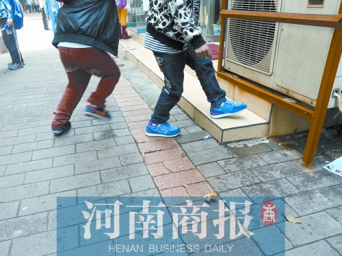 路邊,兩個(gè)小學(xué)生正在扔“臭屁炸彈 路邊,兩個(gè)小學(xué)生正在扔“臭屁炸彈