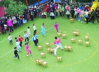 男老師帶著孩子們做游戲。