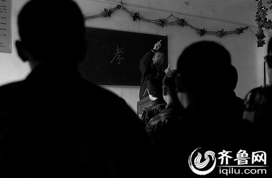 方光與其他癡迷網(wǎng)絡(luò)游戲的孩子一起，在重新認(rèn)識(shí)“孝”的含義