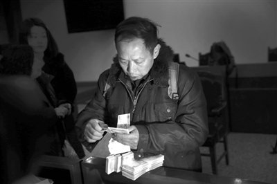 　昨日，從四川老家趕來的藍(lán)田忠，從房山法院執(zhí)行法官手里領(lǐng)到了自己的賠償款。他和15名工友在房山一煤礦