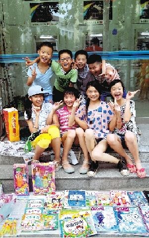 鄭州8個孩子在路邊練了4天攤 城管局稱支持 鄭州8個孩子在路邊練了4天攤 城管局稱支持