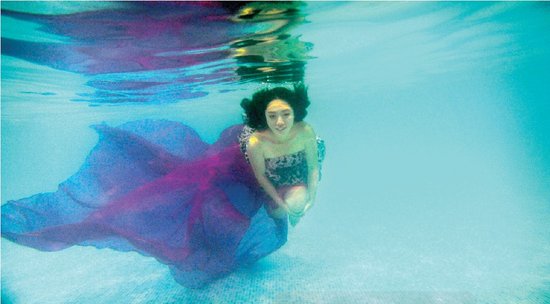 從水下拍的攝影作品充滿夢幻效果，王笑笑如同藍色大海中的“美人魚”