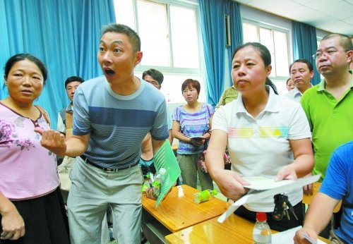 小升初“復(fù)議”現(xiàn)場(chǎng)，一些孩子被分得“遠(yuǎn)”的家長(zhǎng)討說法