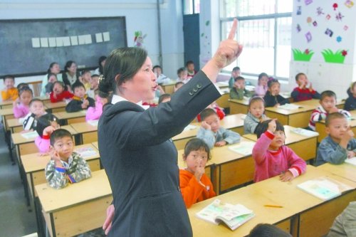 不到上小學年齡的孩子，只得在幼兒園復讀或者上“幼小銜接班”