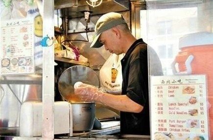 紐約哥大門口，顧客排長隊買他的肉夾饃