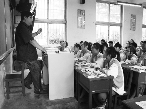 講臺上他只能以這樣的方式上課 講臺上他只能以這樣的方式上課