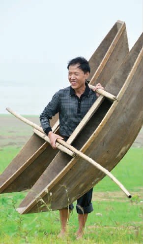 信陽渡船老師堅守鄉(xiāng)村小學32年 已劃破8條船 信陽渡船老師堅守鄉(xiāng)村小學32年 已劃破8條船