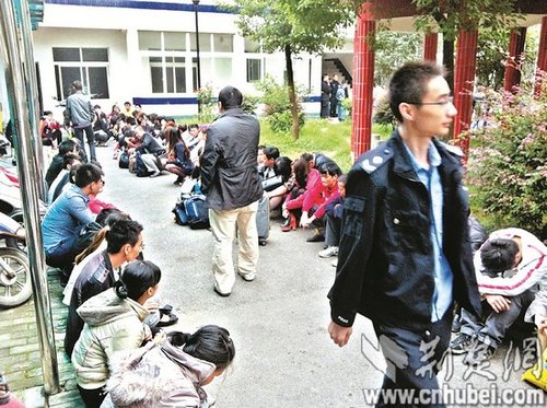 派出所院子里，擠滿了被解救的傳銷人員