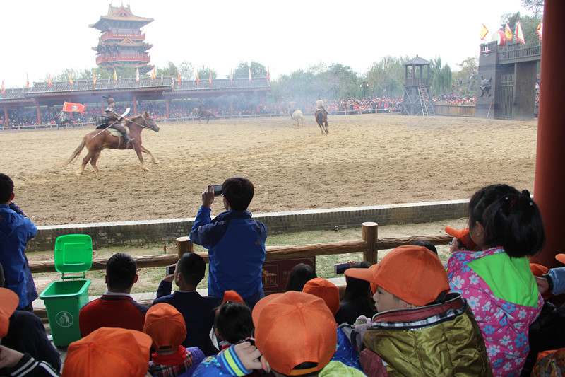 孩子們觀看岳飛槍戰(zhàn)小梁王演出 孩子們觀看岳飛槍戰(zhàn)小梁王演出