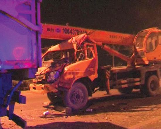 沒有駕照，還開了輛無牌吊車 能有啥結(jié)果？