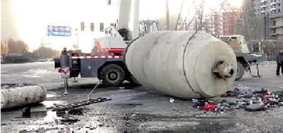 水泥罐車被撞得車、罐分離 水泥罐車被撞得車、罐分離