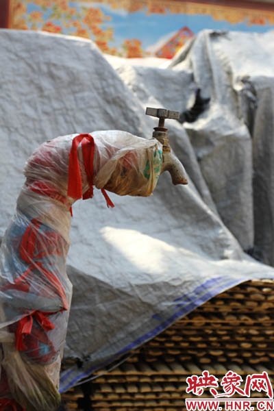 一名居民對記者說，“你擰擰水管看，俺不騙你，沒水吧？”