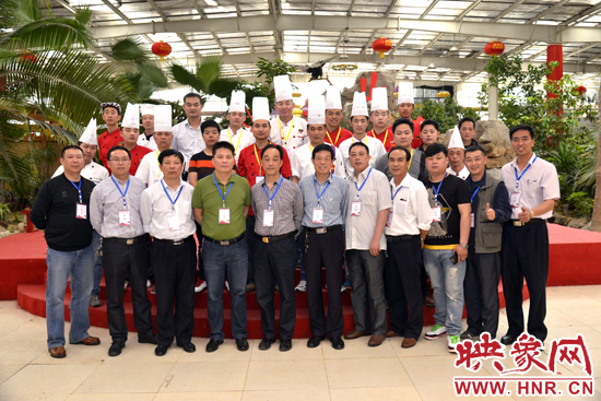 選手、工作人員和評委親密合影