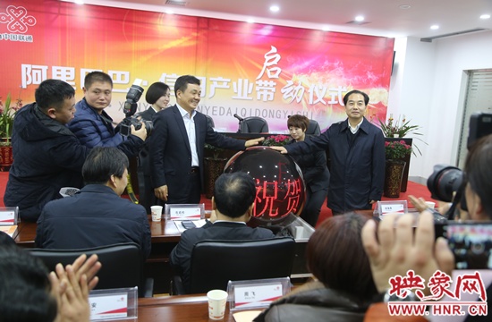 信陽市人民政府副市長張明春和河南聯(lián)通公司副總經(jīng)理馮仕軍共同啟動水晶球 吳彥飛 攝 信陽市人民政府副市長張明春和河南聯(lián)通公司副總經(jīng)理馮仕軍共同啟動水晶球 吳彥飛 攝