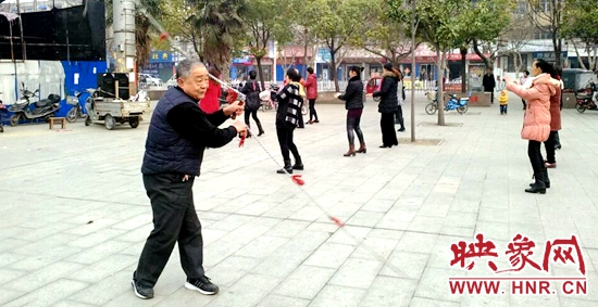 老者雙手執(zhí)鞭 老者雙手執(zhí)鞭