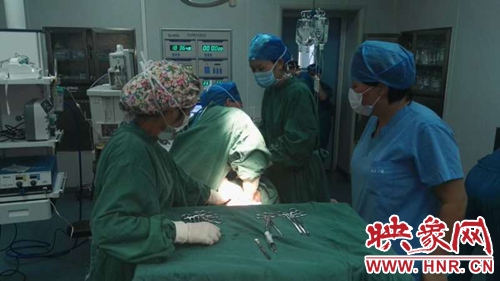 手術(shù)在緊張的氣氛中忙碌的進行 手術(shù)在緊張的氣氛中忙碌的進行