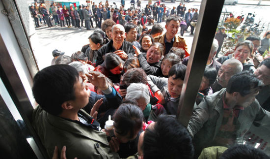 河南洛陽市民在排長隊搶購燃氣 河南洛陽市民在排長隊搶購燃氣