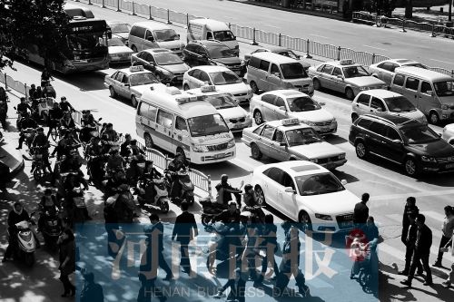 紫荊山路與商城路交叉口，見無車讓行，一輛救護(hù)車只好選擇右轉(zhuǎn)車道直行 記者 邱曉峰/攝