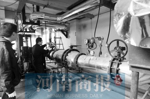 工作人員在換熱站內(nèi)忙碌 記者 鄧萬里/攝 工作人員在換熱站內(nèi)忙碌 記者 鄧萬里/攝