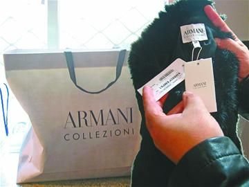 紀(jì)萬昌展示其中一件阿瑪尼女皮衣。