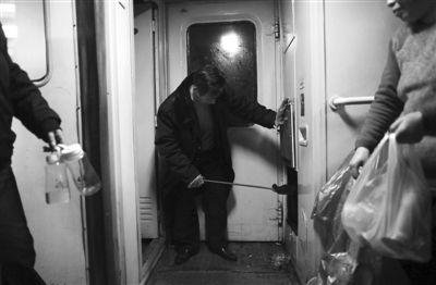 動(dòng)車(chē)僅售14元法國(guó)礦泉水 記者亮身份后2元水現(xiàn)身 動(dòng)車(chē)僅售14元法國(guó)礦泉水 記者亮身份后2元水現(xiàn)身