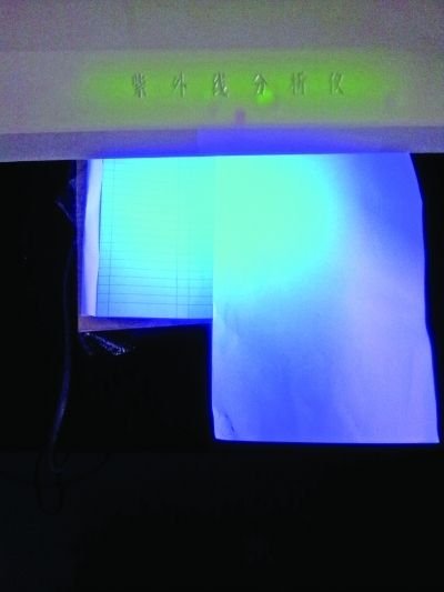 記者的采訪本比A4紙熒光劑更多。