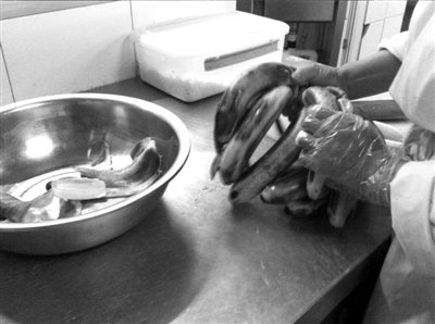 記者臥底金漢斯:烤肉變味猛加料 吃剩甜點再回桌 記者臥底金漢斯:烤肉變味猛加料 吃剩甜點再回桌