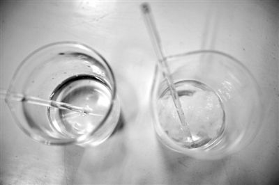 溶解檢測(cè)法中，左邊溶入真蠶絲的液體變得渾濁，完全溶解。