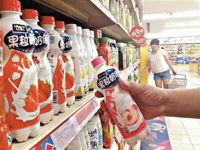 昨日，勁松京客隆超市貨架上，可口可樂果粒奶優(yōu)仍在售?？煽诳蓸饭咀蛉瞻l(fā)表聲明稱，已使用25公斤可能受到肉毒桿菌污染的乳粉，用于生產(chǎn)個別批次的美汁源果粒奶優(yōu)。新京報記者 韓萌 攝
