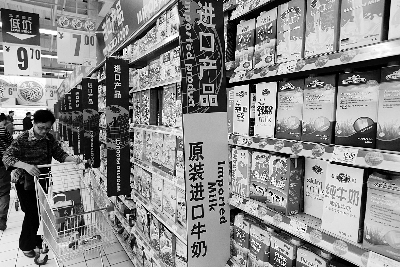 在通州某超市，進口奶粉、純牛奶打出“原裝進口”的招牌吸引消費者購買 攝/法制晚報記者 黑克