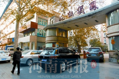 業(yè)主把車停在小區(qū)門前 業(yè)主把車停在小區(qū)門前