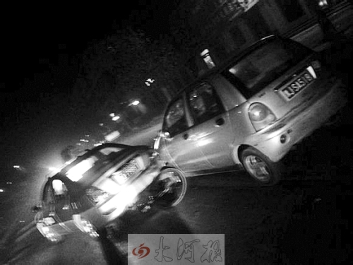 撞上出租車QQ才停下，兩車間還夾著一輛自行車。