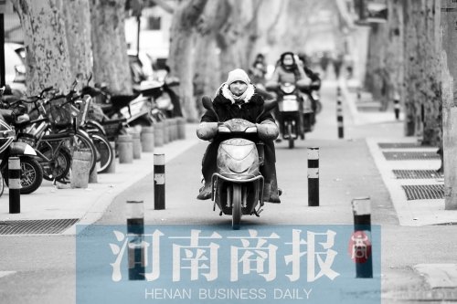 金水路防疫路附近，路樁間距很小，電動車經(jīng)過時要很小心才能避開