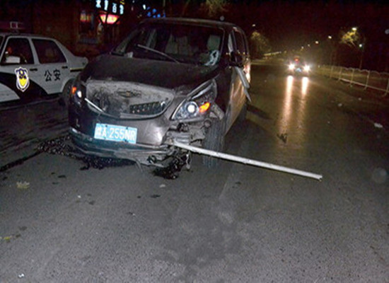 一根鋼管插到車內 一根鋼管插到車內