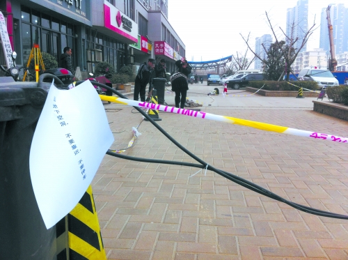 這處危險路段，從表面看沒有一點異常。但是在地面下，坍塌的大坑可裝下中巴車。