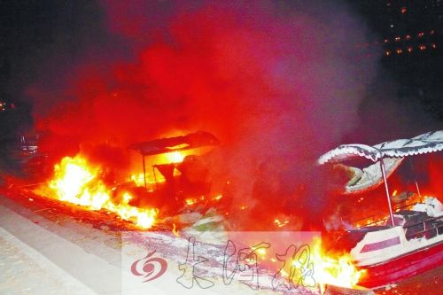 觀光船著火，火光沖天。