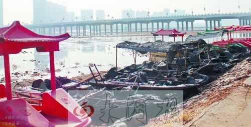 被燒毀的觀光船，殘破不堪。