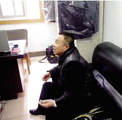 無證開套牌桑塔納轎車的段某，在華中食品城賣酒。