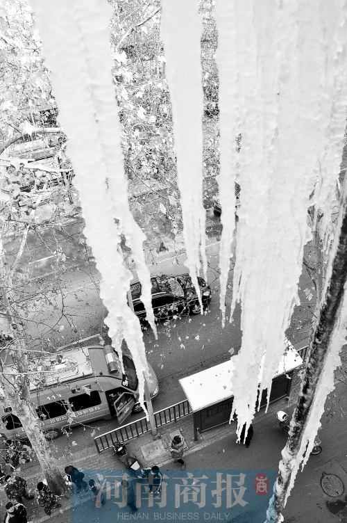 冰掛直指地面，知情的路人不得不繞道而過