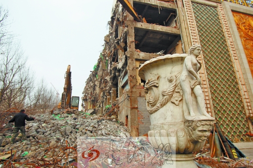 城東路下穿隧道動工，建筑垃圾占據(jù)了人行道。