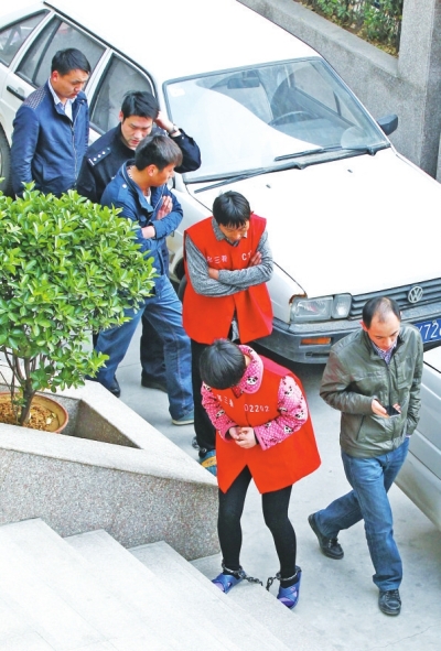 制造胡噴鬧劇的始作俑者——一家裝飾公司的4名負責人與其雇用的兩名“胡噴”被刑拘。