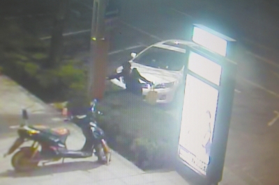 監(jiān)控視頻顯示，一名女子正在往路燈桿和路牌燈箱上噴涂。