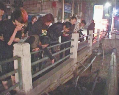 圍觀群眾感嘆橋那么高，被扔下橋的劉先生真是“萬幸”。